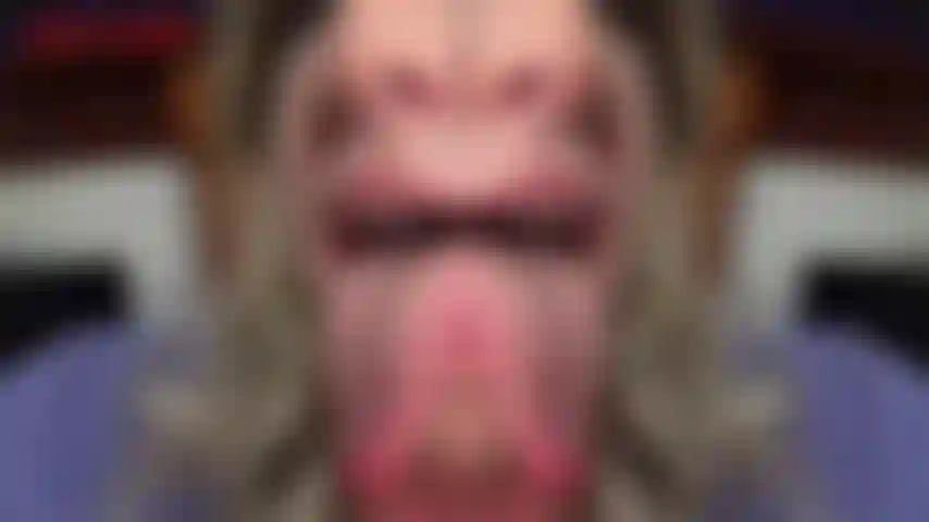 Jouis sur une folle à double langue - les extraterrestres ont atterri, mais celle-ci s'est égarée du groupe. Cette bête à double visage et double langue est affamée de sperme ! Elle ne dit pas un mot, mais ses bouches humides et ses longues langues semblent impatientes d'accueillir ta giclée. Regarde cette deux..
