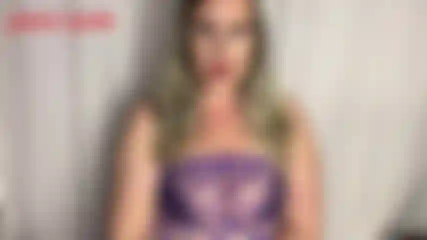 Humiliation des aisselles poilues et malodorantes - jackie connaît ta honte secrète, tu as toujours été si excité en regardant les femmes poilues mais tu en es tellement embarrassé. Jackie a laissé pousser ses poils d'aisselles pendant des mois maintenant, ils sont bien longs, et elle ne met jamais de déodorant.