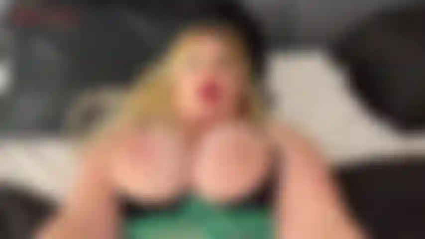 Nettoie son sperme le jour de la saint-patrick - jackie est dans sa jolie robe de la saint-patrick, les jambes grandes ouvertes et sa chatte poilue trempée de sperme ! Jackie vient de se faire baiser fort. Tu connais ta place, petit valet à bite, il est temps de la nettoyer à nouveau ! Jackie...