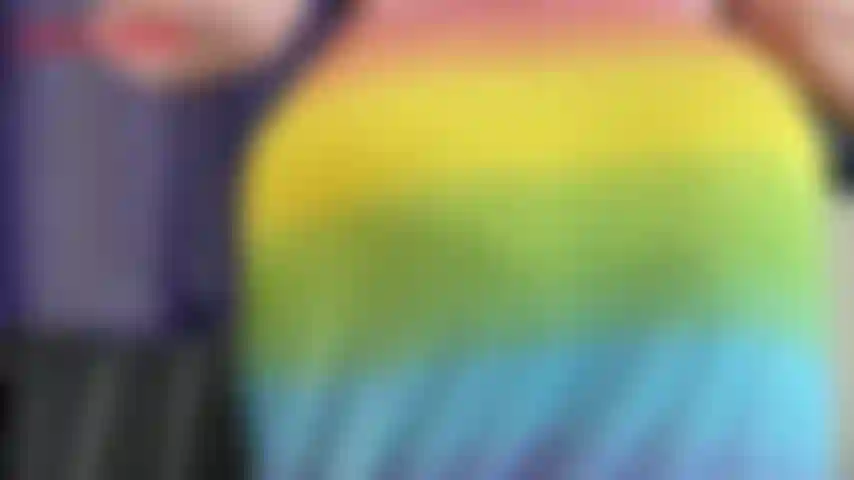 Booty applaudissant dans une jupe longue - jackie a son butin pawg recouvert d'une longue jupe en coton de couleur arc-en-ciel. Jackie penche son gros cul de milf, le secoue et te taquine avec, avant de l'applaudir.