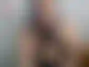 Ma petite sœur trouve l'humiliation - ta petite sœur te surprend en train de te branler dans le salon, elle est dégoûtée mais elle panique vraiment quand elle voit ce que tu fais...