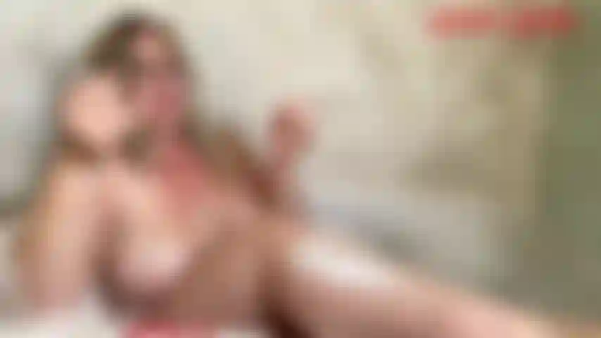 Bbw épilation des jambes-jackie est aussi savonneuse & sexy dans son bain. Jackie se rase ses jolies jambes juste devant vos yeux. Les jambes de jackie vont être tellement douces et lisses !