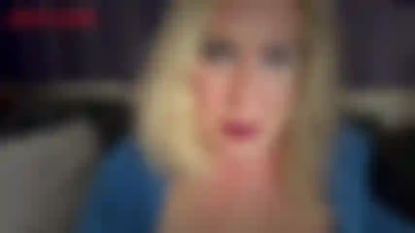 Nut for my butt-jackie porte une robe bleue moulante, quand elle se penche, on voit à travers ! Jackie frappe son gros cul à travers sa robe avant de la remonter et de vous encourager à vous casser la gueule sur son gros cul blanc parfait. Ce grand rond...
