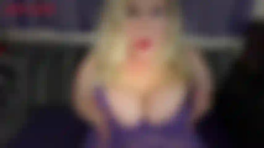 Jouis pour mes courbes-jackie porte un sexy déshabillé en dentelle violette. Elle vous aguiche dans sa lingerie sexy avant de l'enlever et de la jeter par terre. Sa tenue est bien mieux par terre, vous ne pensez pas ? Jackie vous encourage à vous branler sur ses courbes, ses rondeurs...