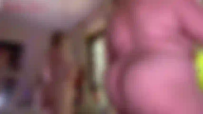 Les corvées de grande maman : ranger le linge à poil - dans ce clip, la sexy bbw milf jackie est occupée à ranger le linge de sa famille. Regardez-la tandis que ses courbes s'agitent en la regardant plier le linge, le ranger, se pencher, et mettre son gros cul et ses gros seins en plein...