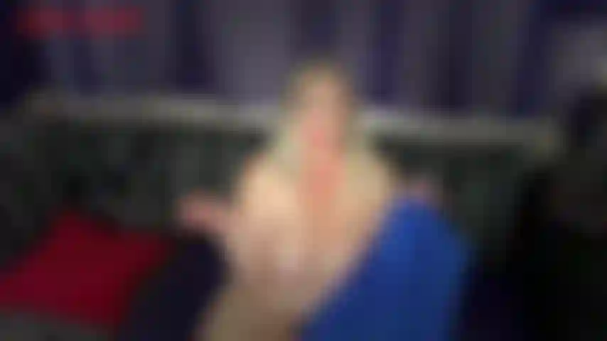 Pawg booty dans de minuscules shorts bleus - dans ce clip, jackie essaie une minuscule paire de shorts en satin bleu. Les shorts sont tellement petits comparés à l'énorme gros cul de jackie. Jackie a du mal à les remonter sur ses fesses généreuses, mais y arrive finalement ! Une fois qu'elle y est parvenue, elle se penche...