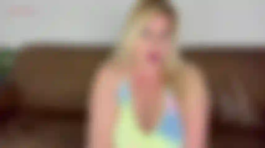 Ma belle-mère demande ton sperme - ta belle-mère t'a fait faire des faveurs toute la journée, mais avant de partir, elle en a encore un. Voyez-vous, elle veut tomber enceinte une dernière fois, mais elle a besoin de sperme pour y arriver. Vous acceptez de lui donner...