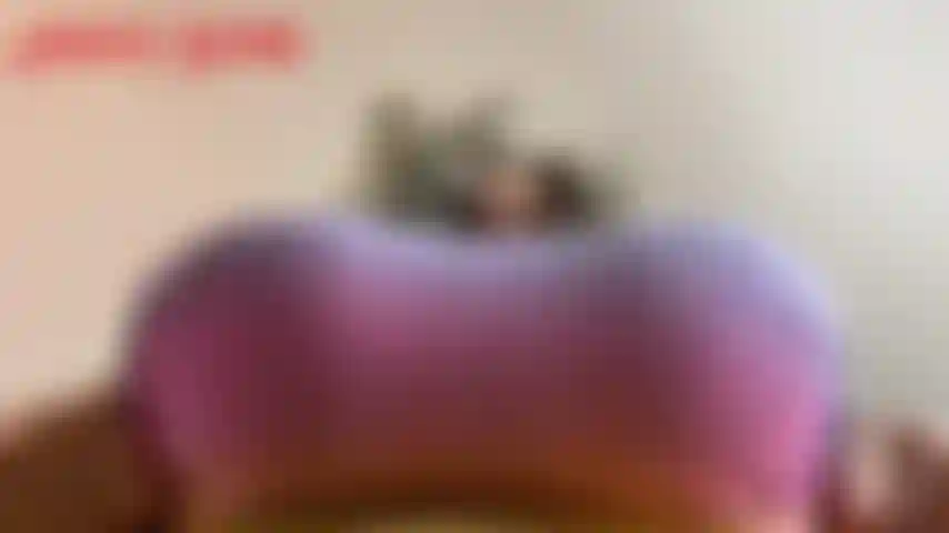 De gros seins naturels qui pendent dans un haut tube - jackie est sortie de son soutien-gorge, et vous pouvez certainement voir ses gros tétons saillants à travers son haut tube en coton ! Jackie les pend sur ton visage, les serre...