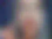 Mordant la tête des petits hommes vore-géante jackie a tellement faim, mais elle n'est pas sûre de ce qu'elle veut manger. Soudain jackie sent un mouvement dans son soutien-gorge, elle fouille dans son décolleté pour finalement trouver...