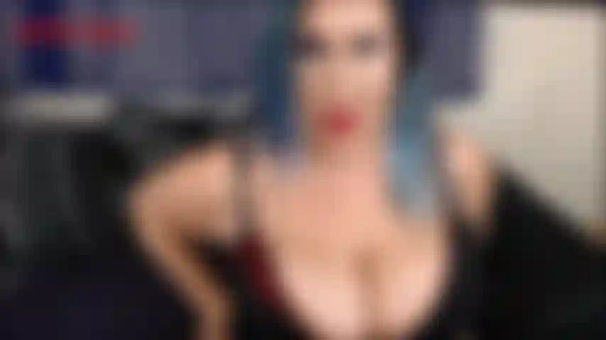 Adoration du soutien-gorge rouge et noir - jackie porte un joli soutien-gorge rouge avec de la dentelle noire par-dessus, et il fait paraître son décolleté absolument magnifique ! Tellement magnifique que tu ne peux pas t'empêcher de bander et que tu meurs d'envie de te branler.