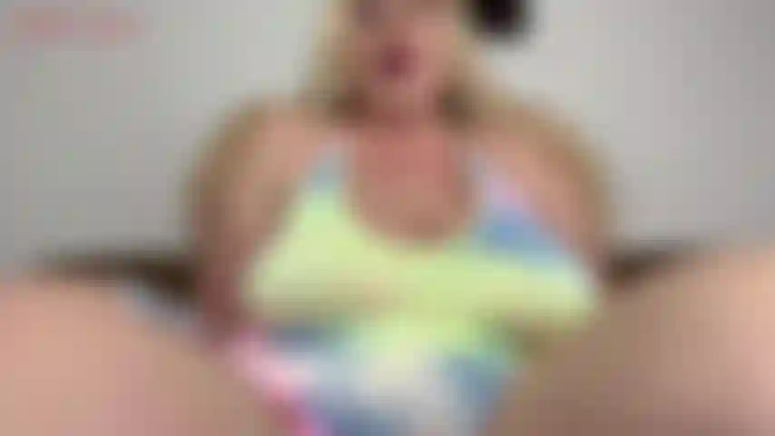 Jouis dans ton pantalon pour les tétons de milf - tu as toujours été tellement excitée de voir une femme ne pas avoir de soutien-gorge sous ses hauts et ses robes moulants. Le fait de voir d'énormes seins de milf, leurs gros tétons durs qui sortent de leurs tenues fait...