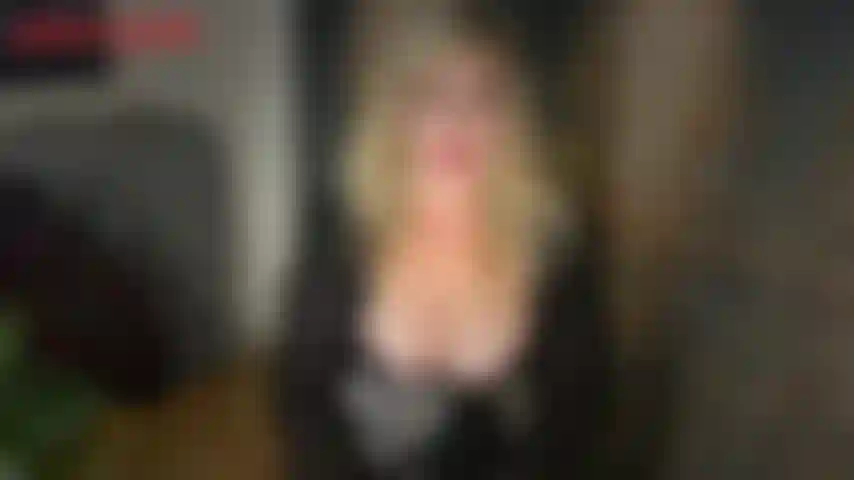 Le cadeau du 18e anniversaire de sa belle-mère pour sa belle-fille - le 18e anniversaire de sa belle-fille de jackie, jackie a un joli sac plein de surprises pour sa douce fille. Jackie a acheté un vibromasseur à sa belle-fille, elle veut apprendre à sa petite princesse comment l'obtenir...
