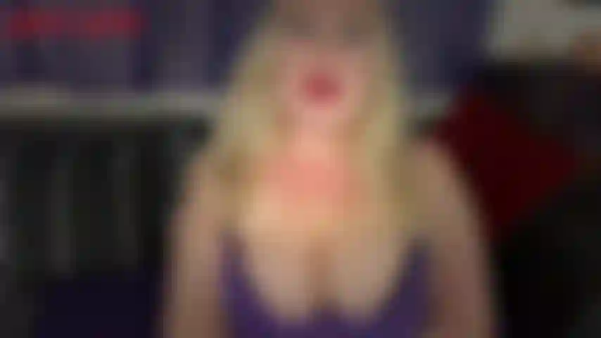 Apprends à sucer, petite sissy !-Tu as toujours été un peu une sissy amateur, n'est-ce pas ? Je veux dire, tu t'es branlé sur les vidéos de jackie, tu as même acquis quelques paires de culottes, et peut-être même un peu de rouge à lèvres. Jackie pense qu'il est temps de passer les choses...