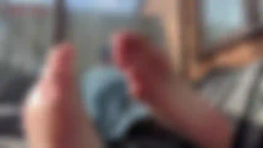 Morning voyeur foot-jackie profite du soleil du matin et se détend sur son canapé dans un jean et sans chaussettes. Elle t'ignore pendant qu'elle lit un livre, ses jolis pieds juste devant ton visage tout le temps. Regardez-la remuer ses orteils et la froisser...