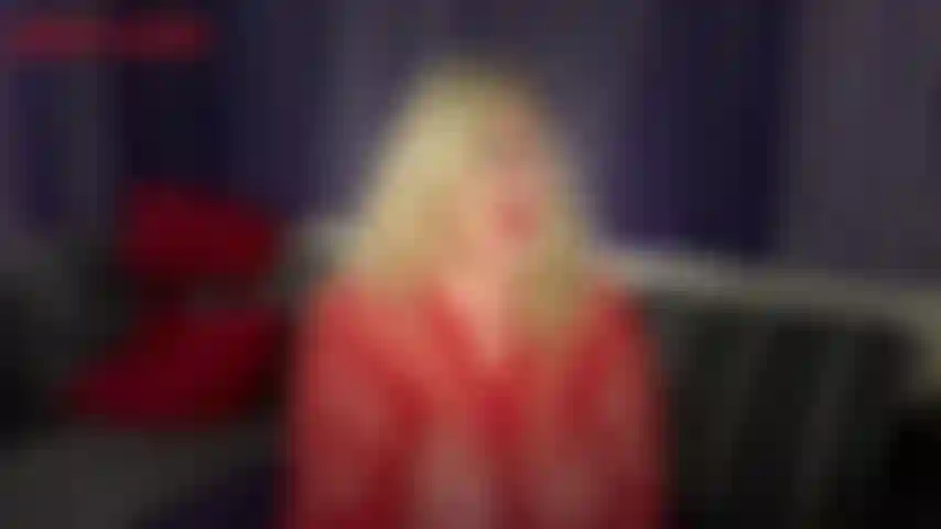 Tease en robe rouge findom - tu es obsédé par la déesse jackie et aujourd'hui elle te gratifie de son attention. Tu vas lui rendre la pareille en lui donnant ton chèque de paie. C'est tout, c'est la vidéo. Paye, looser !