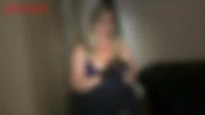 La belle-tante jackie te fait jouir deux fois - la belle-tante jackie est occupée à se préparer pour sortir, mais elle sait que tu as vraiment besoin de te soulager. La belle-tante jackie te dit qu'elle est trop occupée au début, mais ensuite elle découvre un petit trou dans ses collants. Elle décide...