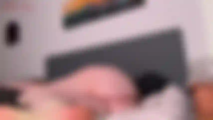 Premier orgasme de la journée, jackie vient de se réveiller et se sent très mouillée et excitée après un sale rêve qu'elle a fait où elle se faisait baiser par un groupe de grosses bites. Heureusement, elle a toujours sa baguette vibrante à portée de main pour jouir dès qu'elle...