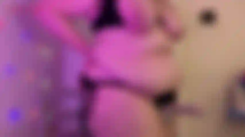Pour les garçons bisexuels coquins - jackie porte un grand gode-ceinture blanc, mais sa chatte est très mouillée. Tu es une bonne petite salope bisexuelle, n'est-ce pas ? Bien, le meilleur des deux mondes ! Jackie te fait sucer sa bite avant d'écarter le harnais sur le côté et de te faire...