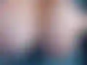 Jackie aux énormes seins naturels jiggly secoue ses énormes seins naturels, lui pince ses gros tétons, ses seins tombent et gifle ses gros cintres. Après qu'elle vous ait taquiné avec une vue latérale oscillante, le clip est rediffusé au ralenti.