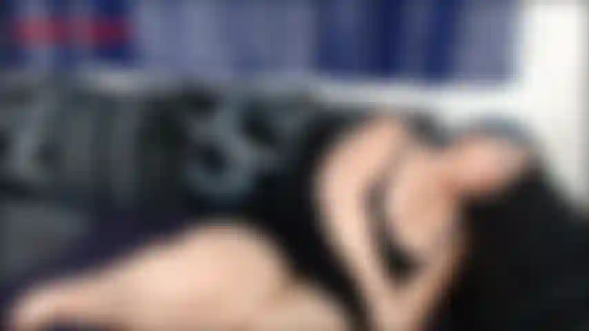La femme de votre meilleur ami vous montre accidentellement - vous venez regarder le grand match avec votre copain, vous vous laissez entrer mais vous êtes surpris de trouver la femme de votre meilleur ami reposant profondément sur le canapé...