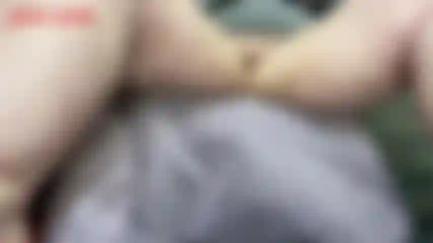 Fou de pieds - tu es resté éveillé toute la nuit à t'exciter, à baver si fort pour jackie. Maintenant jackie est là avec un vibromasseur sur son clitoris qui la fait se tordre d'extase, mais tout ce que tu as le droit de voir, ce sont ses orteils, ses jambes poilues et ses grands pieds. C'est bien suffisant pour un loser gooner...