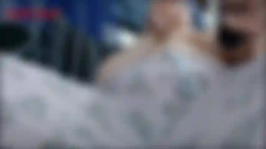 Giclant à travers son bas de pyjama - jackie est très excitée et désespérée d'utiliser son vibromasseur sur son clitoris gonflé. Elle est tellement excitée qu'elle ne prend même pas la peine d'enlever son bas de pyjama. Jackie...