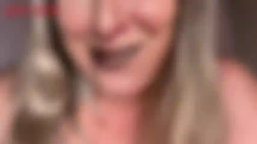 Gunmetal lips joi-jackie a ses lèvres magnifiquement peintes avec du rouge à lèvres gunmetal, elle les a directement devant votre visage. Jackie parle doucement pendant qu'elle vous encourage à caresser votre bite en regardant sa longue langue rose dans ses grands yeux bleus. Ses lèvres sont si...