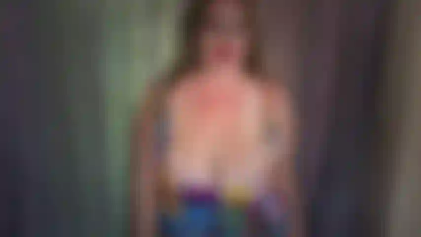Patchwork dress tease - jackie porte une robe sexy à l'aspect patchwork, qui met vraiment en valeur son gros cul et ses gros seins. Jackie montre ses fesses, se penchant en avant pour qu'on puisse voir sous sa robe. Spoiler alert, elle ne porte pas de culotte ! Regardez jackie...