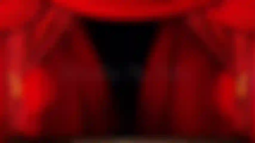 Adore mon pubis - à genoux c'est là où tu dois être, et c'est aussi la meilleure vue pour voir la chatte poilue de jackie ! Jackie t'a en pov devant son beau minou poilu. Adore son joli buisson blond en branlant ta bite ! Jackie veut ton temps, ton argent...