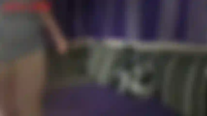 Cursed step-mom inflation 2-partie 2 de « cursed step mom inflation » portant des vêtements bien trop serrés, tu es assise en train de parler à ton amie de l'embarrassante prise de poids que tu as vécue avec ton beau-fils. Tu aurais honte...