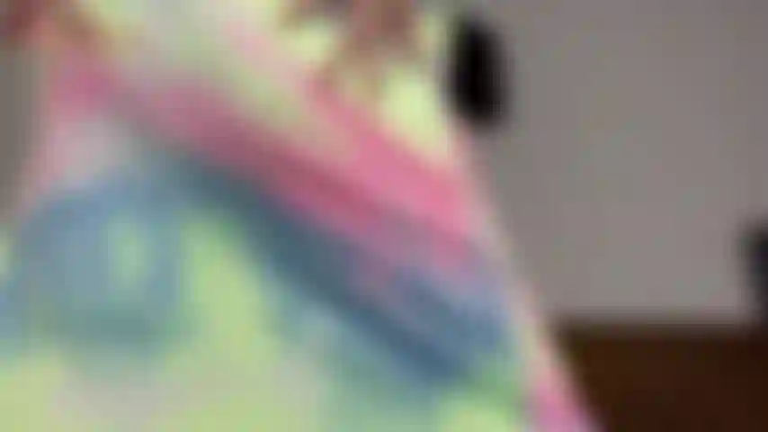 Gros cul en robe arc-en-ciel, culte-jackie soulève sa longue robe arc-en-ciel sexy pour révéler son gros cul. Elle sait à quel point son gros butin vous rend faible, regardez-la le applaudir, le secouer et secouer ce gros butin jusqu'à ce que votre bite ait besoin de s'éclater dessus !