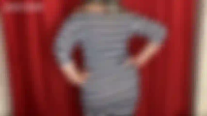 Jackie, adoratrice du cul de cfnm, porte une robe rayée sexy et moulante qui accentue vraiment son cul parfait. Jackie vous taquine, vous faisant pomper sur votre bite dure pendant que vous êtes complètement nue et elle..