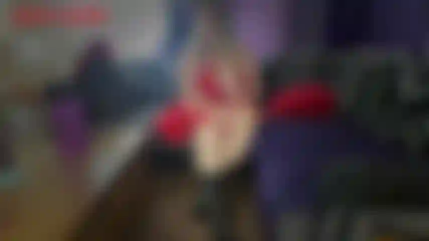 Je te donne des coups de pied avec mes bottes de cowboy - t'es vraiment un putain de loser, t'es tellement excité par le gros cul bien dodu de jackie que tu vas quand même te branler devant elle même pendant qu'elle te botte dans ta tête de con et tes couilles idiotes. Jackie porte de sexy bottes de cowboy et..