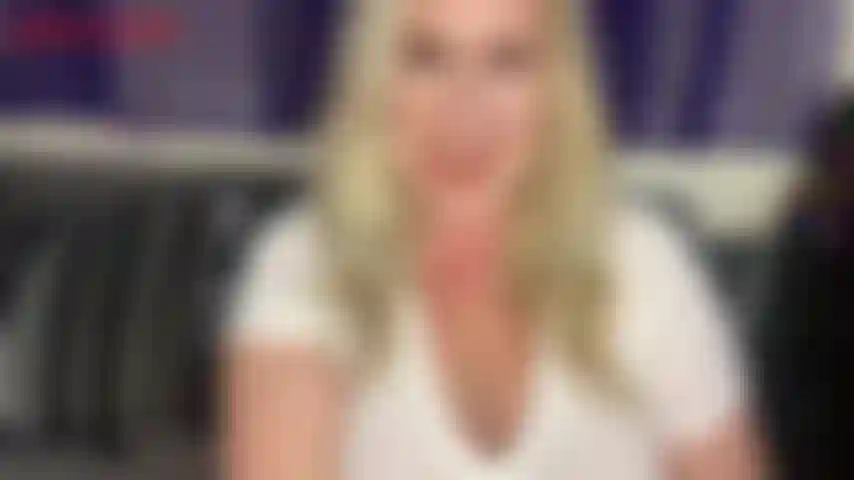 Mature est ce qu'il y a de mieux - vous avez un faible pour les milfs, vous l'avez toujours fait. Quelque chose à propos d'un corps mature, doux et pâteux, toutes ces courbes, ça vous rend absolument sauvage. Dans ce clip jackie vous taquine avec ses courbes douces, remontant son t-shirt pour révéler ses rondeurs...