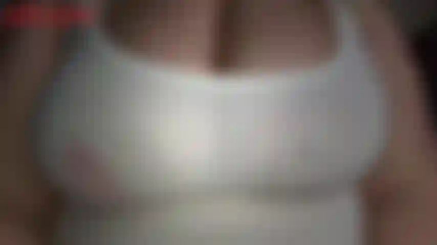 Jackie aux seins de milf mouillés sans soutien-gorge porte un maillot de corps blanc moulant montrant ses énormes gros seins de milf. Jackie prend une bouteille d'eau et la vaporise sur ses énormes cruches naturelles, révélant ses tétons sous le poids du tissu de sa chemise...