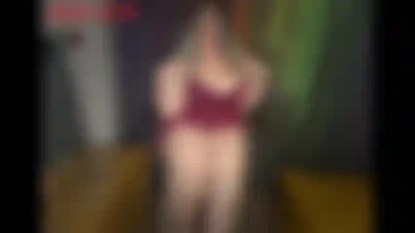 Les grosses cuisses bbw cross-jackies sont épaisses, fortes et tellement puissantes. Dans ce clip, jackie croise ses énormes cuisses, elles sont si énormes qu'elle peut à peine les croiser. La vue de ses énormes jambes épaisses, et ces talons hauts sur ses pieds te font la bite...
