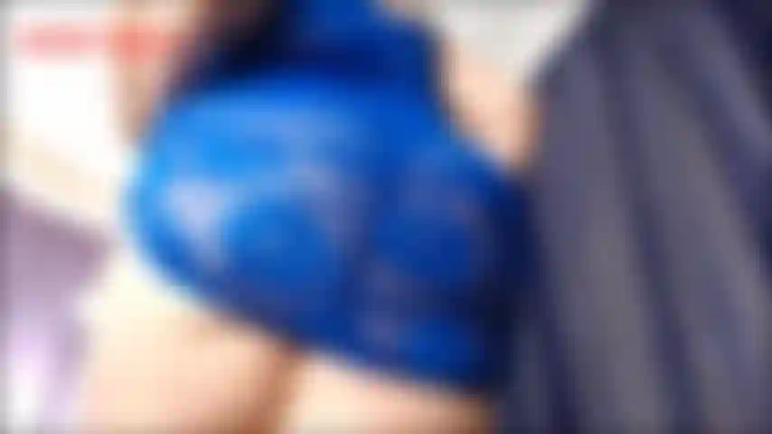 Jouis sur mon gros cul de milf blanc - ce clip jackie vous taquine de manière ludique en vous permettant de jeter un coup d'œil sur sa jolie robe bleue. Voir son gros cul rond et juteux vous fera commencer à pomper cette bite, et jackie...
