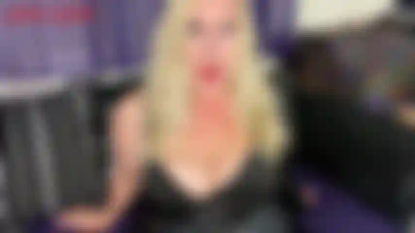 Dépenser est ton fétiche - tu as essayé de trouver d'autres fétiches, tu as même essayé de regarder du porno alternatif. Tu sais que rien ne fera jamais le même effet que de donner tout ton argent à jackie. Ton fétiche, c'est de dépenser, tu as juste besoin de regarder le parfait...