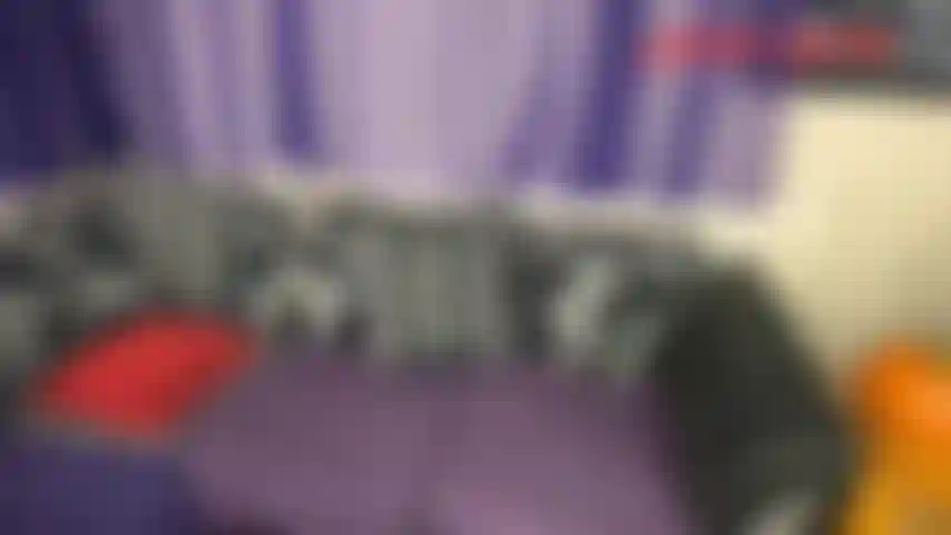 Ta femme te fait devenir gay pour de l'argent - tu as convaincu ta femme jackie de se lancer dans le porno pour rembourser toutes vos dettes. Tu l'as convaincue d'enfiler un sexy maillot de bain rouge et de prendre quelques photos à soumettre...