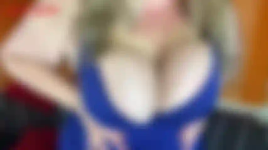 Stupide pour les seins, jackie a d'énormes seins naturels, et bon sang, sait-elle comment utiliser ces seins ! Jackie sait à quel point tu es stupide pour les seins, tu es tellement stupide que tu vas dépenser tout ton argent, quitter ta femme, tout est possible, juste pour avoir une chance de te branler...