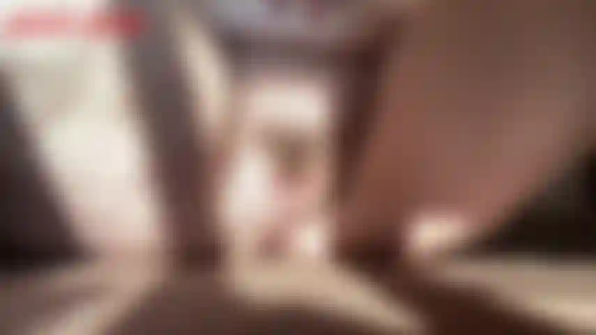 Quickie grosse chatte poilue matinale cum-jackie vient de se réveiller et le soleil brille ! Elle pose la caméra directement sur sa grosse chatte poilue et juteuse et va travailler sur son doux petit clitoris. Elle se frotte le clitoris jusqu'à ce que sa chatte commence à dégouliner de sperme...