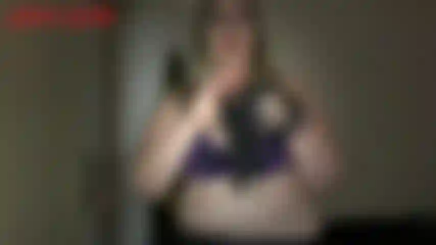 Des gants et des seins-jackie enfile ses gants sexy en satin et en dentelle, puis elle sort ses énormes seins naturels de 42f. Elle serre ses seins pendant qu'elle vous dit à quel point ses gants sont bons. Jackie décrit ce qu'elle ferait à ta bite pendant qu'elle porte ses gants...