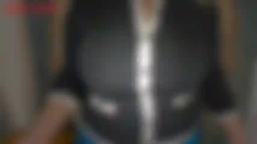 La directrice aux gros seins vous punit, toi et tes amis — vous vous croyez tellement drôles, n'est-ce pas ? Vous perturbez la classe avec vos commentaires grossiers sur le corps des femmes, vous ne cessez de regarder et d'objectifier votre professeure. Toi et tes amis vous regardez même votre..