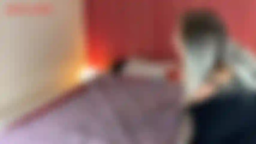 Jouis avec ton crush du lycée-::c'était une vidéo personnalisée pour un fan::​après une nuit de boissons et de danse, je t'invite dans ma suite d'hôtel, on boit et fume encore un peu. Tu étais mon..