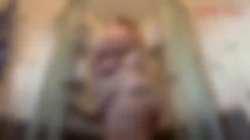 Bbw vous gronde de la regarder sous la douche - jackie vous a dit à maintes reprises d'arrêter de vous faufiler et de la regarder pendant qu'elle se douche ! Bbw jackie est en train de savonner son corps tout en courbes quand elle remarque que vous êtes assis là. Elle te dit de sortir...