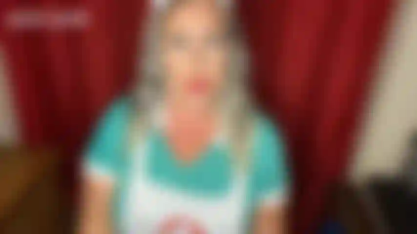 L'infirmière abuse de ta petite bite — tu es venu voir l'infirmière parce que tes couilles te font mal. Quand tu vois à quel point l'infirmière jackie est magnifique, tu es un peu gêné de lui avouer que ta petite...