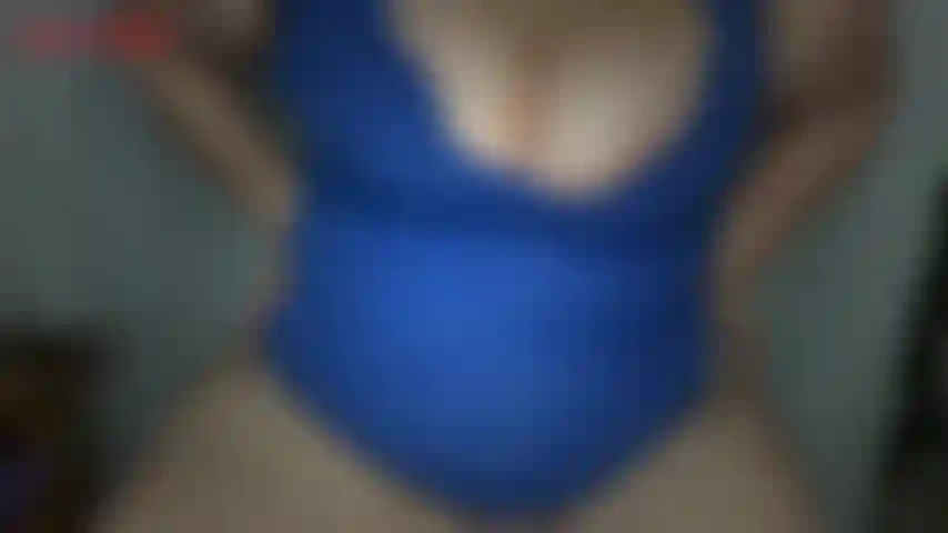 Gros ventre et seins serrés et déposés dans ce clip sexy, jackie s'exhibe de ses seins à sa chatte. Elle laisse échapper ses gros nichons lourds avant de dévoiler lentement son énorme ventre sortant de sa petite robe. Le ventre de jackie ne peut pas être...