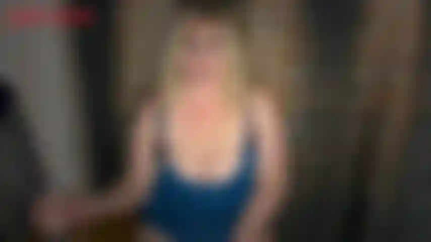Tu vis encore avec l'humiliation de ta belle-mère — tu es en rendez-vous avec la belle blonde aux courbes généreuses que tu as rencontrée en ligne. Elle est tellement excitée d'être en rendez-vous avec un homme riche et séduisant comme toi qu'elle sait déjà que ça va la gâter pourrie. C'est-à-dire...