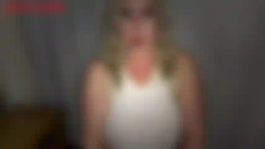 Ne baise plus jamais ta femme - tu es un branleur dévoué de jackie synn depuis longtemps maintenant, mais jackie veut passer à un niveau supérieur. Jackie insiste pour que tu te branles sur ses gros seins et son gros cul parfait dans ses leggings transparents et serrés...