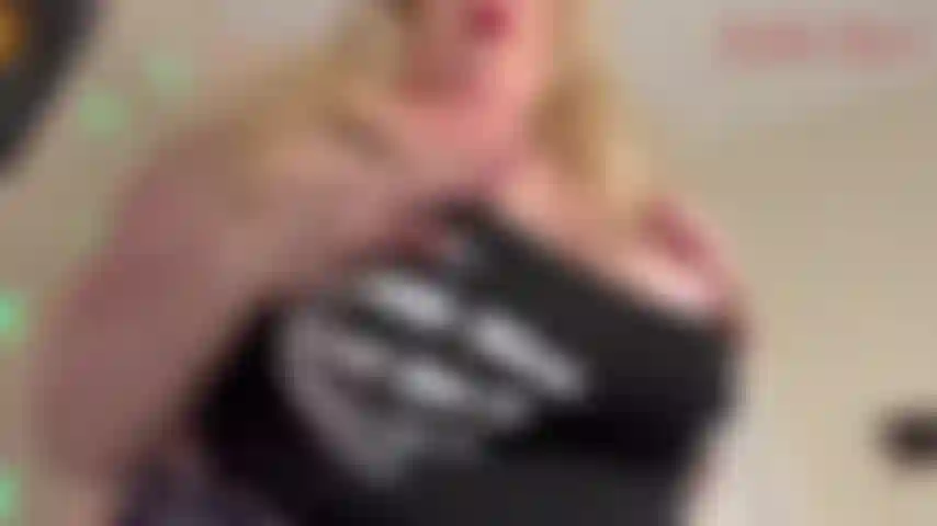 D'énormes seins de milf naturels dans un petit haut, jackie a un tout petit haut qui peut à peine contenir ses énormes seins de milf. Style pov, jackie vous fait balancer ces gros seins au visage, vous taquinant dans son haut en les serrant ensemble et en exhibant ses énormes et durs..